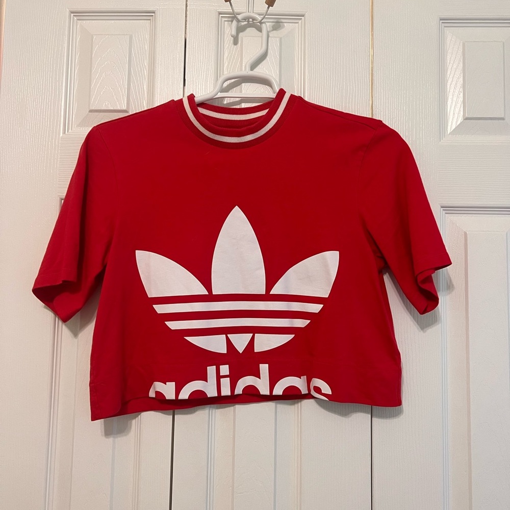 Cropped Adidas shirt